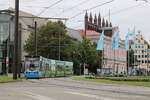 Werbe-Straßenbahn mit Rathaus am Rostocker Neuen Markt am 19.09.2021
