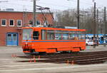 Der Tatra Wagen T6A2(551)aus dem Baujahr1990 von CKD Praha-Smichov stand am 09.01.2022 ganz alleine auf dem Betriebshof der Rostocker Straßenbahn AG