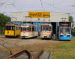 Wagen 26,Gotha Wagen 1,704 und 6N2 Wagen vor dem Depot 12 in Rostock-Marienehe