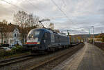 Die MRCE Dispolok ES 64 U2-072 / LZB 182 572-8 (91 80 6182 572-8 D-DISPO) fhrt am 06.11.2021 mit einem KLV-Zug durch den Bf Kirchen/Sieg in Richtung Kln.