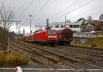 Die 146 001-3 (91 80 6146 001-3 D-DB) der DB Regio NRW fährt am 04.12.2021, mit dem RE 9 (rsx - Rhein-Sieg-Express) Aachen - Köln – Siegen, durch Niderschelden in Richtung Siegen.