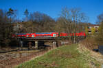 Die 146 006-2 (91 80 6146 006-2 D-DB) der DB Regio NRW schiebt den RE 9 - Rhein Sieg Express (RSX) Siegen - Köln – Aachen am 26.02.2022 Steuerwagen voraus, in  Scheuerfeld (Sieg) über