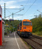 Die KSW 43 (92 80 1273 018-2 D-KSW), die asymmetrische Vossloh G 2000 BB (Ursprungsausführung) der KSW (Kreisbahn Siegen-Wittgenstein) fährt am 11 September 2024, mit einem beladenen Coilzug