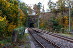 Blick und Durchblick auf/durch den 32 m lange Mühlburg-Tunnel bei km 74,4 der Siegstrecke (KBS 460) in Scheuerfeld/Sieg am 18 Oktober 2025. Davor die Brücke über die Sieg, bei der alten Papierfabrik ganz rechts, hier ist auch ein Siegwehr mit Wasserkraftwerk. Da die Sieg hier auch eine Schleife macht ist kurz hinter dem Tunnel wieder eine Brücke über die Sieg.

Die Siegstrecke ist eine rund 100 Kilometer lange, überwiegend zweigleisige, elektrifizierte Hauptbahn von Köln nach Siegen in Deutschland. Zwischen Blankenberg und Merten sowie zwischen Schladern und Rosbach wurde sie nach dem Zweiten Weltkrieg nur eingleisig wiederaufgebaut. Beide Endbahnhöfe liegen im Bundesland Nordrhein-Westfalen, rund 28 Kilometer verlaufen in Rheinland-Pfalz. Die Strecke führt ab dem Bahnhof Köln Messe/Deutz über Porz (Rhein), Troisdorf, Siegburg, Hennef (Sieg), Au (Sieg) und Betzdorf (Sieg) nach Siegen Hbf. Die Siegstrecke wurde ursprünglich als Teil der Deutz-Gießener Eisenbahn errichtet und ging nicht über Siegen, sondern verlief von Betzdorf (Sieg) weiter über Herdorf, Haiger und Dillenburg bis Gießen. 