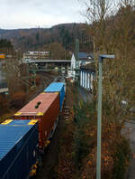 Die „weiße“ SIEMENS Vectron MS 193 512-1 (91 80 6193 512-1 D-ELOC) der ELL - European Locomotive Leasing (Wien) fährt am 15. Dezember 2025 mit einem Containerzug durch Betzdorf/Sieg in Richtung Siegen. 

Die SIEMENS Vectron MS - 6.4 MW wurde 2023 von Siemens in München-Allach unter der Fabriknummer 23531 gebaut. Sie ist in der Variante A10-7i ausgeführt und hat so die Zulassungen für Deutschland, Österreich, Polen, Tschechien, Slowakei, Ungarn, Niederlande, Rumänien und Bulgarien (D / A / PL / CZ / SK / H / NL / RO und BG).

So besitzt die Variante MS A10-7i folgende Zugsicherungssysteme: 
ETCS BaseLine 3, sowie für Deutschland (PZB90 / LZB80 (CIR-ELKE I)), für Österreich (ETCS Level 1 mit Euroloop, ETCS Level 2, PZB90 / LZB80), für Polen (SHP), für Tschechien und die Slowakei (LS (Mirel)), für Ungarn (ETCS Level 1, EVM (Mirel)) für die Niederlande (ETCS Level 1, ETCS Level 2, ATB-EGvV) und für Rumänien und Bulgarien (PZB90).