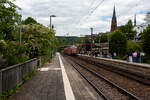 Der RE 9 - Rhein Sieg Express (RSX) Siegen - K�ln – Aachen, geschoben von der 146 006-2 (91 80 6146 006-2 D-DB) der DB Regio NRW, erreicht am 08 Mai 2026 den Bahnhof Kirchen/Sieg. Ungew�hnlich ist hier das er links f�hrt und somit am Bahnsteig 2 h�lt, Grund war eine Weichenst�rung kurz vor dem Bahnhof. Ich konnte sehen die Weichen standen auf Gleiswechsel, so fuhren dann ausfahrende Z�ge in Richtung Siegen (Gegenrichtung), hinter dem Bahnhof links weiter. 