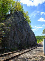 Die Strecke der Hellertalbahn (KBS 462), von Herdorf gesehen hinter dem Hp  Königsstollen am 19.05.2023, nun sind auch links die Netze zur Hangsicherung montiert.