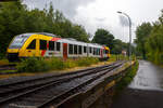 Der VT 264 (95 80 0648 664-0 D-HEB / 95 80 0648 164-1 D-HEB) ein Alstom Coradia LINT 41 der HLB (Hessische Landesbahn) erreicht am 03 Juli 2024, als RB 96 „Hellertalbahn“ (Neunkirchen/Kr. Siegen) – Herdorf – Betzdorf/Sieg), Umlauf HLB61782, bald den Bahnhof Herdorf.