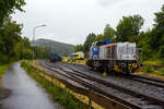 Während am 03 Juli 2024 die KSW 47 (92 80 1271 027-5 D-KSW), eine Vossloh G 1000 BB der KSW (Kreisbahn Siegen-Wittgenstein) auf dem KSW-Rangierbahnhof in Herdorf der Betriebsstätte FGE -Freien Grunder Eisenbahn (KSW NE447 / DB-Nr. 9275) wartet, kommt auf der Hellertalbahn (KBS 462) der VT 264 (95 80 0648 664-0 D-HEB / 95 80 0648 164-1 D-HEB) ein Alstom Coradia LINT 41 der HLB (Hessische Landesbahn), als RB 96 „Hellertalbahn“ (Neunkirchen/Kr. Siegen) – Herdorf – Betzdorf/Sieg), Umlauf HLB61782, und erreicht bald den Bahnhof Herdorf.