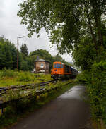 Die KSW 43 (92 80 1273 018-2 D-KSW), die asymmetrische Vossloh G 2000 BB der KSW (Kreisbahn Siegen-Wittgenstein) fährt am 03 Juli 2024, nun mit dem beladen Coilzug (16 Stück VTG Coilwagen