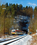 Der Dieseltriebzug 628 677-7 / 928 677-4 Daadetalbahn der Westerwaldbahn (WEBA) als RB 97 Betzdorf - Daaden hat gerade den 131 m langen Alsdorfer Tunnel velassen und fährt Richtung Daaden, hier am 13.03.2013.

Der Triebzug fährt hier links auf der Daadetalbahn (KBS 463), rechts ist die Hellertalbahn (KBS 462) – Bahnstecke Betzdorf/Sieg – Herdorf – Haiger.
