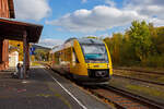 Herbst im Hellertal, der VT 205 ABp (95 80 0640 105-2 D-HEB), in Alstom Coradia LINT 27 der HLB (Hessische Landesbahn) / 3LänderBahn, hat am 14 Oktober 2025, als RB 96  Hellertalbahn“ (Betzdorf – Herdorf – Neunkirchen/Siegerland), den Bahnhof Herdorf erreicht.

Der LINT 27 wurde 2004 von ALSTOM Transport Deutschland GmbH (vormals LHB - Linke-Hofmann-Busch GmbH) in Salzgitter-Watenstedt unter der Fabriknummer 1187-005 gebaut und als VT 205 an die vectus Verkehrsgesellschaft mbH geliefert. Mit dem Fahrplanwechsel zum Dezember 2014 wurden alle Fahrzeuge der vectus von der HLB übernommen.
