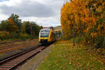 Herbst im Hellertal, der VT 205 ABp (95 80 0640 105-2 D-HEB), in Alstom Coradia LINT 27 der HLB (Hessische Landesbahn) / 3LänderBahn, erreicht am 14 Oktober 2025, als RB 96  Hellertalbahn“ (Betzdorf – Herdorf – Neunkirchen/Siegerland), den Bahnhof Herdorf.

Der LINT 27 wurde 2004 von ALSTOM Transport Deutschland GmbH (vormals LHB - Linke-Hofmann-Busch GmbH) in Salzgitter-Watenstedt unter der Fabriknummer 1187-005 gebaut und als VT 205 an die vectus Verkehrsgesellschaft mbH geliefert. Mit dem Fahrplanwechsel zum Dezember 2014 wurden alle Fahrzeuge der vectus von der HLB übernommen.