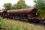 Baustelle Bahnhof Herdorf am 12 Oktober 2025, nun werden die Weichen 25 und 26 eingeschottert. Hier mit dem vierachsigen offenen Drehgestell-Schüttgutwagen mit dosierbarer Schwerkraftentladung, 31 80 6940 331-3 D-DB, Gattung Facs 124 (ex DR Gattung Eads-y), der DB Cargo AG.