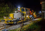 Die Baustelle Bahnhof Herdorf am Abend des 26 Oktober 2025 (ab 21:10 Uhr). Nach jedem Stopfdurchgang, wie hier von der P & T UNIMAT 09-4x4/4S E³ (eine Nivelier-, Hebe-, Richt- und Universalstopfmaschine), der neuen Weiche 3 folgt eine Schotterplaniermaschine. So ist es hier die Schnell-Schotterplaniermaschine SSP 110 SW, D-ERB 99 80 9425 039-1 der Eiffage Infra-Rail GmbH (Herne), ex 97 16 40 546 17-4 der Heitkamp GmbH Herne (später Eiffage Rail), im Einsatz.

Der Schotterpflug wurde 1995 von der Deutschen Plasser unter der Fabriknummer 591 gebaut. 

TECHNISCEN DEATEN der Schotterplaniermaschine SSP 110 SW:
Spurweite: 1.435 mm (Normalspur)
Achsanzahl: 2
Länge über Puffer: 17.230 mm
Achsabstand: 8.100 mm
Eigengewicht: 37 t
Anhängelast: 20 t
Höchstgeschwindigkeit: 90 km/h
Zugelassen zur Mitfahrt:  3 Personen
Kleinster befahrbarer Kurvenradius:  R 120 m      
Zugelassen für Streckenklasse: B1 und höher