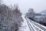 Winter im Hellertal - Der VT 204 ABpd (95 80 0640 104-5 D-HEB) ein Alstom Coradia LINT 27 der HLB (Hessische Landesbahn), als RB 96 „Hellertalbahn“ von Neunkirchen (Kr Siegen) nach