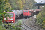 185 009-8 mit Kesselwagenganzzug und 151 012-2 gibt Schubhilfe für einen Schüttgutwagenzug mit Wetterabdeckung auf der Geislinger Steige am 06.10.2010.