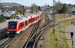 622 559 LINT 54 fährt aus Vöhringen aus, im Hintergrund steht ein 633 Pesa Link III im Bahnhof Vöhringen am 28.03.2022.