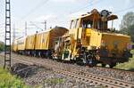 Bahnbauzug bestehend aus USM 362 Bahnbau und USP 2000 SWS von Plasser & Theurer und weitere Wagen in Neu-Ulm Pfuhl am 15.09.2011.