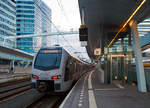   Der ET 25 2307 ein fünfteiliger Mehrsystem Stadler FLIRT 3 (BR 2429) Abellio Rail NRW steht am 31.03.2018, als RE 19  Rhein-IJssel-Express , im Bahnhof Arnhem Centraal (Arnheim) zur Abfahrt