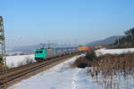 185 611-1 zieht ein Containerzug aus Regensburg bei Darshofen.