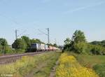 193 833-1 zieht mit einem Containerzug bei Thüngersheim gen Norden.