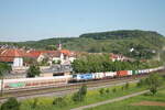 193 836-4 zieht mit einem Containerzug durch Retzbach-Zellingen. 11.05.24