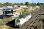 193 782-0 am 16.10.2026 in Tostedt. Im Hintergrund sind die Aufr�umarbeiten der abgerissenen Lager - u. Siloanlagen noch immer in Gang.