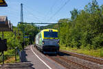 Die an die Dortmunder Eisenbahn GmbH (DE) vermietete SIEMENS Vectron Dual Mode 248 034-1  Phoenix  (90 80 2248 034-1 D-DE) der Captrain Deutschland GmbH fährt am 25 Juni 2024, mit einem Coilzug (Wagen der Gattung Shimmnis-ttu der Ermewa) durch den Bahnhof Scheuerfeld/Sieg in Richtung Siegen. 

Die SIEMENS Vectron DM wurde 2022 von Siemens Mobility GmbH in München-Allach unter der Fabriknummer 23185 gebaut und im Februar 2023 an die Captrain ausgeliefert. Die Lok hat die Zulassung für Deutschland und eine Höchstgeschwindigkeit von 160 km/h. Die Hybridlok (Vectron Dual Mode) kann die Antriebsenergie aus der Fahrleitung beziehen (2.400 kW Leistungen am Rad), oder mittels eines MTU 16V 4000 R84 V16-Zylinder-Dieselmotors (2.400 kW Motorleistung, 2.000 kW Leistungen am Rad) erzeugen. 

Die Dortmunder Eisenbahn GmbH (DE) ist eine private Eisenbahngesellschaft aus Dortmund. Die Dortmunder Eisenbahn GmbH ist ein gemeinsames Tochterunternehmen der Dortmunder Hafen GmbH und der Captrain Deutschland GmbH. Sie ist zu 65 Prozent im Besitz der Captrain Deutschland GmbH (deutsche Tochter der SNCF) und 35 Prozent der Anteile hält die Dortmunder Hafen AG. Die DE Infrastruktur GmbH,  mit ca. 50 Kilometern Gleislänge, gehört zu 81 Prozent der Dortmunder Hafen AG und zu 19 Prozent der Captrain Deutschland GmbH.
