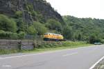 218 304-4 mit einem Bauzug kurz vor der Loreley.