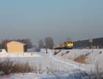 218 391-1 hat Marktredwitz verlassen mit einem Bauzug nach Neuenmarkt/Wirsberg und is hier kurz vor Waldershof.