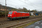 Nachdem sie am 29.12.2021 den langen Coilzug im Rbf Kreuztal abgestellt hat, fährt die 185 067-6 (91 80 6185 067-6 D-DB) der DB Cargo AG nun in die Abstellgruppe.