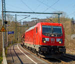 Die 187 119 der DB Cargo AG (91 80 6187 119-3 D-DB) fährt am 22.03.2022 mit einem gemischten Güterzug durch Scheuerfeld (Sieg) in Richtung Siegen.