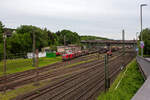 Die 249 002-7 (0 80 2249 002-7 D-DB) der DB Cargo AG drückt am 21 Mai 2024 einen Güterzug im Last-Mile-Modus (mit Dieselantrieb) vom Abstellbereich beim Bahnhof Kreuztal, in den
