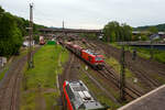 Die 249 002-7 (0 80 2249 002-7 D-DB) der DB Cargo AG drckt am 21 Mai 2024 einen Gterzug im Last-Mile-Modus (mit Dieselantrieb) vom Abstellbereich beim Bahnhof Kreuztal, in den Rangierbahnhof (Rbf