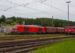 Ich war schon berrascht dass ich diese neuen Zweikraftlokomotiven „Siemens Vectron Dual Mode light“ (BR 249) der DB Cargo AG in Kreuztal nun schon sehen konnte und dann auch gleich 3 Stck. Am 21 Mai 2024 waren hier die 249 002-7 (0 80 2249 002-7 D-DB), die 249 003-5 (90 80 2249 003-5 D-DB) und die 249 006-8 (90 80 2249 006-8 D-DB).

Hier drckt die 249 002-7 (0 80 2249 002-7 D-DB) der DB Cargo AG einen Gterzug im Last-Mile-Modus (mit Dieselantrieb) vom Abstellbereich beim Bahnhof Kreuztal zum Rangierbahnhof (Rbf Kreuztal). Da hier Oberleitungen vorhanden sind, wre eigentlich der Last-Mile-Modus (Dieselantrieb) nicht ntig, aber vermutlich war es ein Test- bzw. Schulungsbetrieb.

Die Vectron Dual Mode light 249 002-7 der Baureihe 249 wurden 2022 von Siemens Mobility GmbH in Mnchen-Allach unter der Fabriknummer 23060 gebaut. Die Lok war von Ende Mai 2022 erst durch Siemens Mobility GmbH, als 90 80 2249 002-7 D-SDEHC registriert/eingestellt. Erst nach der Abnahme durch die DB Cargo und den Verkauf an diese im Mrz 2024 wurde sie als 90 80 2249 003-5 D-DB eingestellt. Die Loks der Baureihe 249 haben die Zulassung fr Deutschland und eine Hchstgeschwindigkeit von 120 km/h.

Diese Lokomotivbaureihe wird man bald auf deutschen Gleisen wohl oft sehen knnen. Denn die DB Cargo erneuert seine Rangier- und Strecken-Lokflotte und beschafft neue Zweikraftlokomotiven der BR 249, als Ersatz fr die lteren Diesellokomotiven der Reihe 294 (V 90). Es wurde Rahmenvertrag mit dem Hersteller Siemens Mobility ber bis zu 400 Fahrzeuge, die einem Investitionsvolumen von deutlich ber einer Milliarde Euro entsprechen, angeschlossen. Geliefert werden Lokomotiven vom Typ Vectron Dual Mode light mit spezifischen Anpassungen fr das von DB Cargo geplante Einsatzspektrum. 
Zunchst bestellt die DB Cargo 150 Loks der Baureihe 249. Diese DB Loks sind aber stark modifiziert, so betrgt bei ihnen die Achslast maximal 21 t (statt 22,5 t). Sie besitzen in den Fhrerstnden jeweils einen zustzlichen Seitenfahrschalter sowie ein Schwanenhalsmikrofon. Weitere Unterschiede sind die Ausrstung mit Rangierkupplungen Rk900, Rangiertritten neben den Puffern, zustzlichen berwachungskameras zur berwachung des Raumes zwischen den Lokomotiven und Warnleuchten fr den Betrieb mit Funkfernsteuerung.

Die Loks der Baureihe 249 (Vectron Dual Mode light) besitzen gegenber der BR 248 einem kleineren Dieselmotor von Cummins (QST 30-L) mit einer Leistung von 950 kW (anstatt des MTU 16V 4000 R84 mit 2.400 kW Leistung). Allein durch den kleineren Motor wurden ca. 5,5 t Gewicht eingespart.  So ist die speziell fr die Anforderungen von DB Cargo optimierte „Vectron Dual Mode light“ imehrere Tonnen leichter als herkmmliche Modelle und kann so auch auf Nebenstrecken und Gleisanschlssen mit geringerer Traglast eingesetzt werden. Diese Eigenschaften machen sie besonders geeignet fr den Einzelwagenverkehr, der durch die Reduzierung des Lokwechsels schneller und effizienter wird-

TECHNISCHE DATEN der Vectron Dual Mode light (BR 249)
Einsatzbereich: Gterverkehr und Zugbildung
Spurweite: 1.435 mm (Normalspur)
Achsformel: Bo'Bo'
Lnge ber Puffer: 20 510 mm
Drehzapfenabstand: 10.800 mm
Achsabstand im Drehgestell: 2.700 mm
Breite: 3.020mm
Hhe:  4.220 mm
Raddurchmesser : 1.100 mm (neu) / 1.020 mm (abgenutzt)
Gewicht:  84 t (bei vollen Vorrten)
Achslast: 21 t
Spannungssysteme (bei E-Betrieb): 15 kV, 16,7 Hz
Dieselmotor: Gedrosselten  V12-Zylinder -Viertakt-Dieselmotor mit Turboaufladung und Ladeluftkhlung, vom Typ Cummins QST 30-L
Dieselmotorleistung an der Kurbelwelle (gedrosselt): 950 kW (1.291 PS)
max. Dieselmotorleistung (Kw): 1.119 kW (1.521 PS)
Motorhubraum 30,5 Liter (Bohrung 140 mm x Hub 165 mm)
Dieselmotor Nenndrehzahl: 2.100 U/min
Dieselmotor Motorgewicht (trocken): 3.555 kg
Max. Leistung am Rad E-Antrieb: 2.210 kW  (3.005 PS)
Max. Leistung am Rad Dieselbetrieb: 750 kW (1.020 PS) / max. 926 kW mglich
Hchstgeschwindigkeit:120 km/h
Antriebsart: elektrisch oder dieselelektrisch
Kraftbertragung :Teilabgefederter Antrieb (Ritzelhohlwellenantrieb)
Kraftstoffbehlter Nutzvolumen: 1.500 Liter
Anfahrzugskraft:  300 kN
Elektrische Bremskraft: 150 kN
Elektrische Bremsleistung (am Rad): E-Betrieb 2.210 kW / Dieselbetrieb 1.000 kW
Doppeltraktion: ber WTB BB mit typgleichen Fahrzeugen 
Zugsicherung: PZB / fr ETCS vorbereitet
