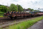 2-achsiger Flachwagen (Niederbordwagen) mit Seiten- und Stirnwandklappen sowie Seiten- und Stirnwandrungen, zudem mit Ladestell für Radsätze ohne Bremsscheiben, 21 80 340 4 027-7 D-DB der Gattung Kkks-t 447, am 21 Mai 2024 beladen mit Radsätzen im Zugverband bei der Zugdurchfahrt in Kreuztal.

Diese Wagen beschaffte die DR 1969/70 beim VEB Waggonbau Niesky, als Ks 3301, zum 01.01.1994 gelangen noch 267 Wagen zur DB AG, die sie in Ks 447 umzeichnete. 

Die Deutsche Bahn AG hat zwischen 2000 und 2002 in ihrem DB Werk Eberswalde (ehem. RAW Eberswalde) bis zu 50 Kkks-t 447 (Nummern ab 3404 000) mit Aufnahmen für Radsätze der Normalbauart (ohne Bremsscheiben) und mindestens 25 Kkks-t 447 (Nummern ab 3404 100) mit Aufnahmen für Radsätze mit Bremsscheiben hergerichtet. Bis 2002 waren somit insgesamt 75 Wagen hergerichtet. Dieser Wagen mit der Nummer 3404 027-7 ist also, wie man auch sieht, für Radsätze ohne Bremsscheiben vorgesehen.

Der Wagenkasten besteht aus 12 stählernen Seiten- und 2 stählernen Stirnborden mit 12 austauschbaren Seitenwanddrehrungen und 4 austauschbaren Stirnwandsteckrungen. Die Borde sind so ausgelegt, dass im abgeklappten Zustand ein unbehindertes Befahren des Wagens von Seiten- und Kopframpen aus möglich ist. Der Wagenboden besteht aus 70 mm dicken Holzbohlen. Bei abgeklappten Endseitenborden ist der Güterwagen nicht profilfrei.

TECHNISCHE DATEN des Wagens:
Spurweite: 1.435 mm (Normalspur)
Achsanzahl: 2
Länge über Puffer: 14.230 mm
Achsabstand: 8.000 mm
Ladelänge zwischen den Stirnwänden: 12.520 mm
Ladebreite: 2.780 mm
Ladefläche: 34,6 m²
Bordwandhöhe: 450 mm
Rungenhöhe: 1.290 mm
Fußbodenhöhe über SOK: 1.245 mm
Höchstgeschwindigkeit: 100 km/h (beladen) / 120 km/h (leer)
Eigengewicht: 17.700 kg
max. Zuladung: 23 t (ab Streckenklasse C)
Kleinster bef. Gleisbogenradius: 35 m
Bauart der Bremse: KE-GP (LL)
Bremssohle: IP 116
Handbremse: nein
Intern. Verwendungsfähigkeit: RIV

Bedeutung der Gattung Kkks-t:
K = Flachwagen in Regelbauart mit zwei unabhängigen Radsätzen
kk = höchste Lastgrenze 20 t bis unter 2
s = lauffähig bis 100 km/h
t = mit Ladestell für Radsätze
447 = Bauartnummer