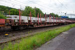 Vierachsiger Drehgestellflachwagen in Regelbauart der DB Cargo AG (ex DB Schenker), 81 80 3507 114-5 D-DB der Gattung Rbns 641, am 21 Mai 2024 beladen mit einem Fertigbetonträger, im Zugverband