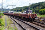 Leerer vierachsiger  Drehgestell-Flachwagen (Niederbordwagen) mit Seitenborden, Stirnwnden (Stahl-Bordwnden) und Stahlfuboden, 31 80 3944 092-7 D-DB, der Gattung Res-x 679.1, der DB Cargo AG, am 11 September 2024 im Zugverband (Zugschluss) bei einer Zugdurchfahrt in Scheuerfeld (Sieg).

Der Wagen ist fr den Transport von schweren Schttgtern vorgesehen. Der Wagen ist in Ganzstahlbauweise unter Verwendung von Profilen und abgekanteten Blechen hergestellt. Als Material fr diese Schweikonstruktion wird vor allem St 52-3 und St 38 verwendet. Der Fuboden besteht aus 8 mm dickem Riffelblech und wird an der Stirnseite des Wagens durch ein U-Profil und an den Lngsseiten durch einen Flachstahl begrenzt.

Der Wagen ist an jedem Kopfstck mit zwei Fallrungen ausgerstet. Um die Seitenwandklappen in ihrer senkrechten Lage festzulegen, sind an jeder Wagenlngsseite 8 verstrkte Gleitrungen angeordnet. Der Wagen besitzt keine Ladeschwellen. Der Wagen kann auch mit heruntergeklappten Seitenwnden ohne Lademaberschreitung befrdert werden. Der Wagen besitzt eine vom Boden aus bedienbare Feststellbremse, die auf ein Drehgestell wirkt.

TECHNISCHE DATEN:
Umgebaut aus: Res 676 im Jahr 2010
Spurweite: 1.435 mm
Lnge ber Puffer: 19.900 mm
Drehzapfenabstand: 14.860 mm
Achsabstand im Drehgestell: 1.800 mm
Bauart der Drehgestelle: BA 853
Ladebreite: 2.530 mm
Lnge der Ladeflche: 18.500 mm
Ladeflche: 46,8 m
Hchstgeschwindigkeit: 120 km/h / 100 km/h (beladen)
Eigengewicht: 25.000 kg
Maximale Ladegewicht: 55,0 t (ab Streckenklasse C) 
Kleinster bef. Gleisbogenradius: 35 m
Bremse: KE-GP (LL)
Handbremse: auf ein Drehgestell
Intern. Verwendungsfhigkeit: RIV
