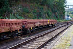 Leerer vierachsiger  Drehgestell-Flachwagen (Niederbordwagen) mit Seitenborden, Stirnwnden (Stahl-Bordwnden) und Stahlfuboden, 31 80 3944 092-7 D-DB, der Gattung Res-x 679.1, der DB Cargo AG, am 11