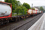 Leerer 4-achsiger Drehgestell-Containertragwagen für Großcontainer und Jumbo-Wechselbehälter, 31 80 4556 316-6 D-DB, der Gattung Sgns 691, der DB Cargo AG, am 21 Juni 2024 im Zugverband