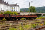 Sechsachsiger Drehgestell-Flachwagen, mit Lademulden für Coiltransporte (Blechrollen), 31 80 4868 292-2, der Gattung Sahmms 711, der DB Cargo AG, 10 Juni 2025 im Zugverband bei der Durchfahrt in Niederschelderhütte/Sieg.

Der Wagen ist speziell für die Beförderung schwerer nicht witterungsempfindlicher Blechrollen geeignet. Das Untergestell besteht aus zwei durchgehenden äußeren Langträgern aus St 52, die durch die beiden Hauptquerträger - eine Schweißkonstruktion aus St 52-Blechen - und weiteren Walzprofilträgern verbunden sind. Es ist für eine Belastung entsprechend 22,5 t Radsatzlast ausgelegt. Alle Querträger sind sattelförmig angeordnet, mit geleichterten Stegblechen verbunden und bilden 7 Lademulden. Die Mulden selbst bestehen aus 8 mm dicken Stahlblechen und haben im oberen Bereich eine Neigung von 45° und im unteren Bereich für Blechrollen kleineren Durchmessers eine Neigung von 30°. Die vom Boden aus bedienbare Feststellbremse (falls vorhanden) wirkt auf ein Drehgestell, dieser Wagen hat aber keine.

TECHNISCHE DATEN:
Spurweite: 1.435 mm (Normalspur)
Anzahl der Achsen: 6 in zwei Drehgestellen
Länge über Puffer: 16.400 mm
Drehzapfenabstand: 9.400 mm
Achsabstand im Drehgestell: 3.400 (2 × 1.700) mm
Drehgestell Bauart: 714
Ladelänge: 14.920 mm
Ladebreite in den Mulden: 2.455 mm
Max. Coil-Ø: 2.500 mm
Höchstgeschwindigkeit: 100 km/h (beladen) /120 km/h (leer)
Max. Zuladung bei Lastgrenze S (intern.): 74,0 t (ab Streckenklasse D) / auf DB Netz Streckenklasse CE 89,0 t (max.100 km/h)
Max. Tragfähigkeit: 104 t (bauartspezifische Tragfähigkeit)
Eigengewicht: 31.000 kg
Kleinster bef. Gleisbogenradius: R 75 m
Bauart der Bremse: KE-GP (LL)
Bremssohle: IP 116
Feststellbremse: Nein
Intern. Verwendungsfähigkeit: RIV