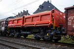 Vierachsiger zweimuldiger Drehgestell-Schüttgutkippwagen mit elektrohydraulischer Betätigung, 31 80 6770 466-4 D-DB, der Gattung Fans 128.2, der DB Cargo Deutschland AG, am 14 November 2025