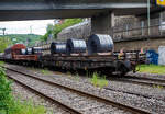 Sechsachsiger Drehgestell-Flachwagen mit aufgesetzten Lademulden f�r Coils (Blechrollen), 31 80 4871 492-3 D-DB, der Gattung Sahmms-t 710, der DB Cargo Deutschland AG, am 08 Mai 2026 im Zugverband bei der Zugdurchfahrt in Kirchen/Sieg, hier beladen mit 3 Warmband-Coils.
Auf den eigentlichen Drehgestell-Flachwagen (Schwerlastwagen) ist ein Ladegestell aufgesetzt, im dem sich 7 Lademulden f�r Coils befinden. Bei Bedarf kann das Ladegestell abgehoben werden und der Wagen kann so f�r andere G�ter verwendet werden, dann w�rde der Wagen zur Gattung Samms 710. Fr�her wurden diese Wagen als Ssylms bzw. Sas 710 bezeichnet.

TECHNISCHE DATEN:
Spurweite: 1.435 mm (Normalspur)
Anzahl der Achsen: 6 in zwei Drehgestellen
L�nge �ber Puffer: 16.400 mm
Drehzapfenabstand: 8.400 mm
Achsabstand im Drehgestell: 3.400 mm (2 � 1.700 mm)
Gesamter Radsatzstand: 11.800 mm
Ladel�nge: 15.000 mm
Ladebreite in den Mulden (Sahmms-t): 2.450 mm
Max. Coil-�: 2.200 mm
H�chstgeschwindigkeit: 100 km/h (beladen) /120 km/h (leer)
Maximales Ladegewicht (RIV): 69,9 t ab Streckenklasse D (RIV)
Maximales Ladegewicht auf DB Netz: 84,5 t ab Streckenklasse CE
Eigengewicht: 35.010 kg
Achslast: 20 t
Kleinster bef. Gleisbogenradius: 80 m
Bauart der Bremse: KE-GP (LL)
Bremssohle: IB 116
Handbremse: Ja (Fbr)

