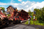 Drehgestellflachwagen f�r den Transport von Blechtafeln, 31 80 4726 114-0 D-DB, der Gattung Slps-u 725, der DB Cargo Deutschland AG am 20 Mai 2026 im Zugverband bei der Zugdurchfahrt in Kirchen/Sieg in Richtung Siegen. Hier beladen mit Gro�blechen mit einer Breite von ca. 4 m.
