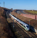 Ein ICE 3 (BR 403) rauscht am 21.02.2021 bei Oberpleis über die Schnellfahrstrecke Rhein/Main (KBS 472) in Richtung Köln.