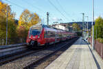 Zwei gekuppelten vierteiligen Bombardier Talent 2 – 442 758 / 258 und 442 755 / 255 verlassen am 22 Oktober 2024, als RE 9 - Rhein Sieg Express (RSX)  Siegen – Köln - Aachen –