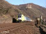 ES64 U2-041 (KNORR-Werbung) zieht bei Wellmich ein LKW-Walter Zug.