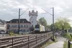 ES64 U2 - 025 rollt mit einem Coiltransport durch Rüdesheim am Rhein.