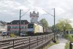 ES64 U2 - 025 rollt mit einem Coiltransport durch Rüdesheim am Rhein.